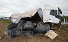Lengyel kamion hajtott árokba Kisrádócnál - megsérült a sofőr