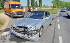 Elaludt a sofőr, oszlopnak hajtott egy Mercedes a 84-es főúton, Sajtoskál közelében