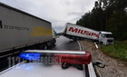 Balesetet szenvedett szerb kamion foglalja el a 86-os fél sávját Rimánynál