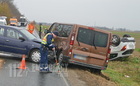 Videó: Kacsázó Opel miatt ütközött három autó és csúszott árokba egy negyedik a 87-es főúton