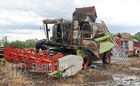 Kigyulladt egy CLAAS kombájn Balogunyomnál, három hektáron égett le az árpa