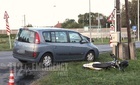 Fiatal motorost sodort el egy kanyarodó Renault Szombathelyen