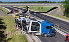 Kamionbaleset az M86-os autóúton - Előzésben lévő Scania autószállító ütközött Volvo kamionnak, majd szalagkorlátnak Szombathely közelében