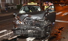 Taxival ütközött és járdára csapódott egy Mercedes kisbusz Szombathelyen 