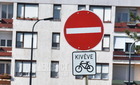 Egyértelmű jelzés, hogy kerékpáros érkezhet szemből az egyirányú utcában