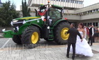  John Deere traktorral érkezett az esküvőre a menyasszony Szombathelyen