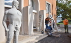 Visszakerült a Daliák szoborcsoport a rendőrség bejáratához, Szombathelyen 