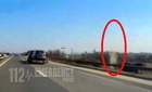 Porördögöt rögzített fedélzeti kamera az M1-es autópálya mellett