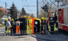 Felborította a mentőt a rendszám nélküli Audi Zuglóban - a roncsot tolva menekült a sofőr