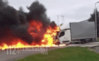 Videó a benzinkút parkolójában lángoló kisteherautóról - időben megfékezték a lángokat a tűzoltók