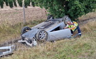 Renault kabrió borult fel a töltés alján a 89-es főúton, Szombathely határában