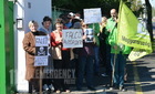 Demonstrálók a Falco üzemcsarnok-avatóján