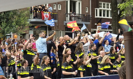 Külföld: Rendőrök és tűzoltók is felvonultak az Amsterdam Pride hajóparádéján