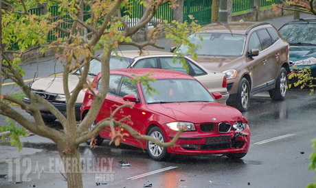Megcsúszott és parkoló autókat tört össze egy BMW Szombathelyen
