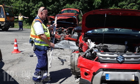 Hárman megsérültek a 87-esen – Suzuki kanyarodott Dacia elé a kőszegfalvi kereszteződésben