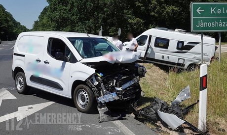 Citroen lakóautó hajtott Toyota furgon elé a 84-es főúton, a kelédi elágazóban