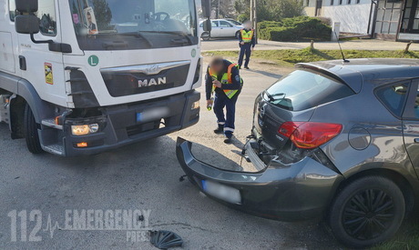 Vitatott baleset Toronyban – MAN teherautó kanyarodott a mellette jobbról elhaladó Opel hátuljának