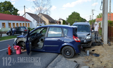 Gond volt a kormánnyal a sofőr szerint - parkoló autót tört totálkárosra egy Citroen Nagysimonyiban