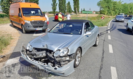 Elaludt a sofőr, oszlopnak hajtott egy Mercedes a 84-es főúton, Sajtoskál közelében