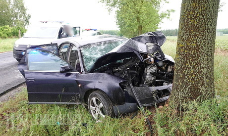 Tűzoltók szabadították ki az Audiból az életveszélyesen megsérült sofőrt Nádasdnál