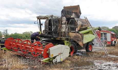 Kigyulladt egy CLAAS kombájn Balogunyomnál, három hektáron égett le az árpa