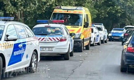 Idős férfi fenyegette a családtagjait Szombathelyen fegyvernek látszó tárggyal - sok rendőr érkezett a helyszínre
