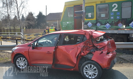 Vádat emeltek a síneken Renaultjával megálló és balesetet okozó idős asszony ellen - összezavarodott az útfelújításnál 