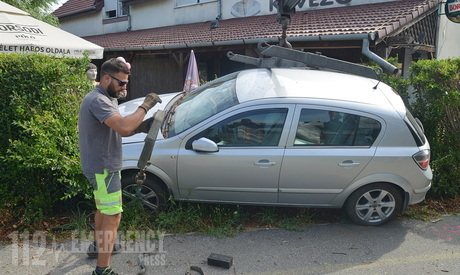 Kávézó kerítését tarolta le egy Opel Táplánszentkereszten, a 87-es főút mellett - kanyart egyenesített ki a sofőr