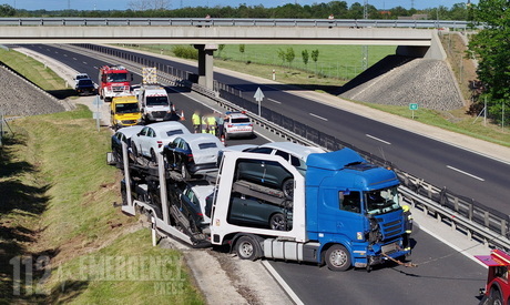 Kamionbaleset az M86-os autóúton - Előzésben lévő Scania autószállító ütközött Volvo kamionnak, majd szalagkorlátnak Szombathely közelében