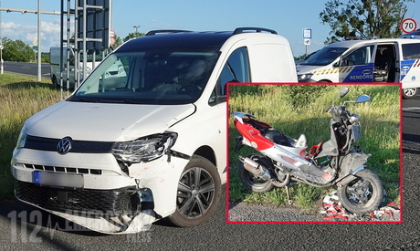 Peugeot robogóval ütközött egy VW furgon a 84-es főúton, Sárvár közelében - súlyosan megsérült a robogós