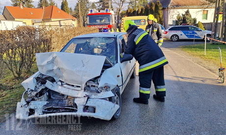 Suzuki ütközött félfrontálisan Renault furgonnal Csepregen – súlyosan megsérült az autóvezető