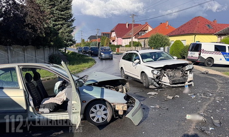 Frissítve: Kanyarban ütközött Renault-val egy VW Söptén - súlyosan megsérült a vétlen sofőr utasa