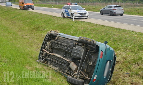 Szabálytalanul előző autó miatt borulhatott fel egy Suzuki az M80-as autóúton