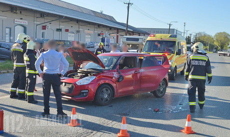 Felborította a Suzukit egy figyelmetlenül megforduló sofőr Opelja Szombathelyen - ismeretlenek a kerekeire állították az autót a rendőrség kiérkezése előtt