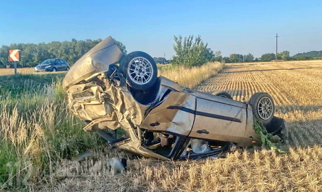 Kimászott a totálkáros Fordból és elsétált a sofőr a 86-os főúton, Egyházasrádócnál